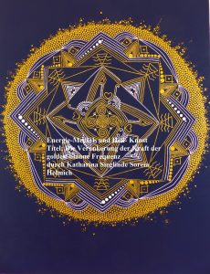 Energie~Mandala: Die Verankerung der Kraft von TEEAS (= Lichtkristallenergie für Gruppe/Gemeinschaft) der golden-blauen Frequenz auf Erden "Es gibt einen sehr heiligen Ort der Mandala- Wissenden, dort arbeiten verschiedenste Wesen an Heilungsmandala für Wesen, für Länder, ganze Welten, Mandala zur Erschaffung neuer Planeten, Regeneration von Sternen, Mandala für ein bestimmtes Ereignis..." Viele hohe Mandala-Wissende sind dort in das universale Mandala eingeweiht, das universale, kosmische Muster des Jesus Christus, das sich durch alle Dimensionen, alle Zeiten und alle Räume zieht und alles mit seiner Magnetik bestimmt was geschieht. Sozusagen ein Bauplan der Ewigkeit, die erfüllte Vision des Christus. Dieser Ort ist Licht und sehr, sehr viele verschiedenste Wesen arbeiten dort zusammen, feenähnlich, durchsichtig, fremdartig, bis hin zu schleierartiger, geometrischer oder gar glitzerpünkchenähnlicher Gestalt. Die Mandala sind dort eher wie ein See aus Licht und gleichen einem Sternenhimmelsee von Myriaden von strahlend farbigen Mustern, die nach irgendwelchen Gesetzen der Milchstraßen ineinander schweben, die genaue Ausdehnung eines solchen Mandala ist nicht ausmachbar, da es zugleich immerdar unendlich ist. Man kann auch mit Erlaubnis wie in sie hinein gehen oder sich mit ihnen verbinden und ein Meer von Gefühlen erleben, ja wird gerade zu ergriffen, Weinen, Jubeln, Entsetzen, Verharren, Stille, befreiendes Lachen und auch durchaus auch alles auf einmal zusammen...&lt; (Dieser obere Teil der Informationen ist mit und durch das Buch von Dietrich von Oppeln - Die Kristallstädte von Lemuria). Mandala empfangen und senden Informationen vom Universum auf die Erde und von der Erde in alle Welten, verbinden, verschmelzen, fügen zusammen, sind lebendig, bewegen. Können Lichtkörper benetzen und spiegeln. Jede Einfügung, jedes Muster erschafft Symbole, Magnetlinien und Kraftfelder in der äußeren Welt. So ist mir heute bewusst geworden das alle Mandala die ich zeichne, durch meine tiefe Verbindung mit Jesus Christus zugleich mit dem Mandala "der Traum Jesus, für all das, was existiert" verbunden sind. Dieses Energie-Mandala ist unter einem liebevollen Anstubser von Jesus Christus in tiefer Verbindung mit Adonai Ashter Sheran und Merlin der golden-blauen Frequenz auf Erden gewidmet. Und dient somit der tiefen Verbindung und Bewusstwerdung und dem Fühlen der immer seienden Familie, wie Sie uns trägt und ...halt gibt, uns dadurch immer tiefer erkennen lässt wer wir als einzelnes Mitglied und Teil des Ganzen sind. Wodurch tiefer Frieden und innere gelassene, achtsame Ruhe in uns entsteht, die uns im Einzelnen sowie im Ganzen unsere wahre Kraft spüren lässt, die sich immer tiefer auf Erden in Liebe einwebt und uns, alle Menschen und Lady Gaia trägt und hält, durch unsere tiefe Annahme, Hingabe und Liebe an alles was ist. Einfach dadurch das WIR DIE SIND, DIE WIR SIND. Jeder befindet sich zu genau dem richtigen Augenblick an genau dem richtigen Platz und ist genau dadurch, der eine Gitterpunkt der für das große Ganze so tragend ist. Und so webt sich dieses Netz und die Strukturen der Liebe immer weiter, bis der Augenblick ist, an dem der vollkommene Ton erklingt. So ist das "Lesen" eines Mandala ein immer fortwährender Prozess, denn in der Wirklichkeit ist es lebendig, schwingt und bewegt sich von Moment zu Moment in dem ewiglichen Zyklus und der stetigen Bewegung des Augenblicks und spiegelt somit die Vollkommenheit die unbeschreiblich ist. Wie Pfeile oder ein Rad des Lichtes dehnt sich diese Kraft aus, verankert sich in alle Himmelsrichtungen und somit in die Erdenmaterie, dreht sich in der balancierten Schwingung die angemessen ist, dehnt sich weit über den Rand des irdischen Bildes hinaus und kreist und tanzt somit in sich selbst, den vollkommenen Tanz der ohne Anfang und ohne Ende ist.Tiefe Dir dienliche Strukturen der Wirklichkeit dehnen sich beim Betrachten und Fühlen dieses Mandala in Dir aus, betten sich in Deinen Lichtkörper ein und lassen Dich in Deinem Herzen fühlen, wer wir wirklich sind, einfach weil es ist wie es ist. Tiefe Geborgenheit, Gewissheit und Frieden stellt sich fühlbar in Dir ein. Das Gefühl das, dass Zuhause und die Familie immer jetzt ist, immer sein wird und immer war.