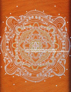 TITEL: ENERGIE ~MANDALA "DES PROSONODOLICHTES" (= Erlösungsenergie) H.: 40 cm Br.: 30 cm T.: 1.8 cm Leinwand Acryl-Zeichung mit Pinsel Das Prosonodolicht ist die lebendige Merkaba von Jesus Christus Sananda. Das Prosonodolicht beinhaltet alles, was die Christusenergie ausmacht, alle Attribute und Fähigkeiten des Christus. Es ist die Erlösungsenergie mit der Jesus Christus zu seiner Zeit auf Erden gewirkt hat und die Wunder bewirkt hat. Es hat die Fähigkeit dich in tiefen Frieden und Selbstliebe zu bringen, es lässt dich dir selbst und Anderen vergeben und bringt dir somit die Erlösung. Spüre in dich hinein was es bedeutet Dir und Anderen zu vergeben. Die Energie dieses Mandala schwingt und bewirkt in der Intensität wie es richtig und gut ist: - tiefe Herzöffnung, erhöhte Sensitivität - Erlösung von allen Illusionen, Energien der Dualität, auf allen Ebenen - Freiheit und Befreiung der Seele Ist Alles - bedingungslose Liebe und höchste Wertschätzung - das Fühlen von Reichtum und Fülle - Erwachen, sowie Erkenntnis - Erwecken der Erinnerungen in Deiner Seele Hintergrund: Bronze (mit weißer und goldener Ornamentstruktur).